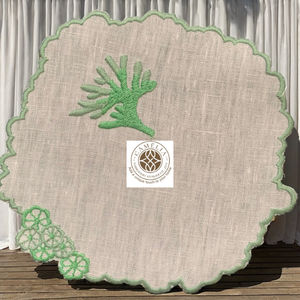 Servilleta de cóctel de lino con delicado bordado de ramas de coral, que aporta vitalidad oceánica y un toque natural refinado. - Product Image 4