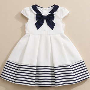 Vestido de fiesta náutico a rayas para niñas pequeñas con lazo decorativo, silueta en A sin mangas con mangas casquillo con volantes - Product Image 5