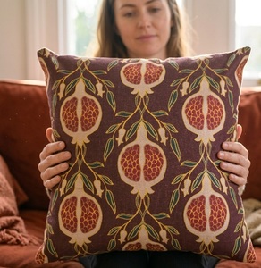 Taie d'oreiller traditionnelle de style William Morris à motif botanique, avec des motifs de fruits et de feuillage ornés, livraison rapide 18X18 - Product Image 2