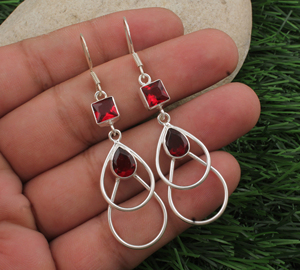 Boucles d'oreilles pendantes en grenat rouge naturel, argent sterling 925, délicates, minimalistes, pierre précieuse rouge vin, mariage et fête - Product Image 1