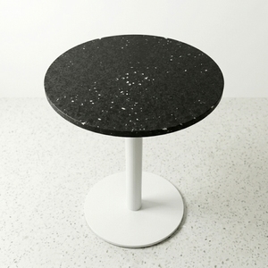 Table à manger en plastique recyclé, design moderne, imperméable, durable, écologique, empilable, montage facile, cadre métallique décoratif et élégant - Product Image 2