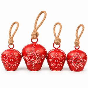 Clochettes de porte en métal d'inspiration campagnarde avec motifs blancs complexes, artisanat traditionnel et suspension en corde rustique - Product Image 6