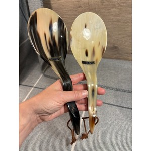 Juego de servidores de ensalada de cuerno artesanales con patrón marmoleado natural y correa de cuero para una vajilla elegante - Product Image 2