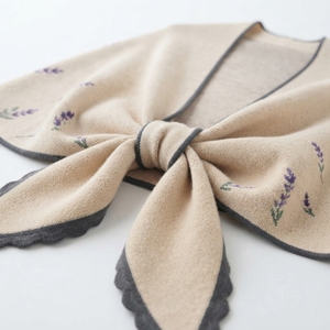 Chal de Lana Pura Suave Tejido para Primavera, Otoño e Invierno - Nuevo Diseño Estilizado y Holgado con Hombros Acolchados, Cómodo y con Diseño de Pequeña Avispa - Product Image 4