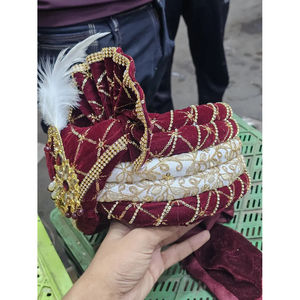 Turbante de Terciopelo Marrón para Novio |   Safa Rojo Rubí para Bodas Indias Kalangi - Product Image 2