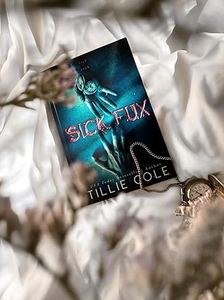 หนังสือ Sick Fux ฉบับปกอ่อน โดย ทิลลี่ โคล นวนิยายโรแมนติกทริลเลอร์ คอลเลกชันเรื่องราวความรักอันมืดมน คุณภาพสูง 541 หน้า - Product Image 4