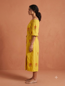 Vestido midi amarillo con hombros descubiertos, estampado de flamencos y cuello elástico fruncido - Product Image 2