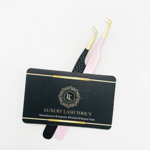 Pinzas de extensión de pestañas con punta dorada y recubrimiento de polvo negro rosa con etiqueta personalizada, acero inoxidable sostenible hecho a mano - Product Image 1