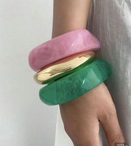 กำไลข้อมือเรซิ่นปรับได้สำหรับผู้หญิง งานฝีมือเรซิ่นขายส่ง สไตล์โรแมนติก สีเต่าแบบกำหนดเองได้ - Product Image 1