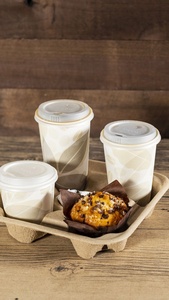 Nouveau porte-gobelets en pulpe de papier moulée compostable pour boissons froides et chaudes, avec 4 emplacements pour gobelets à café, idéal pour la restauration. - Product Image 3