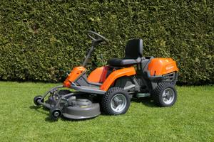 Tondeuse autoportée à essence Husqvarna R112C, largeur de coupe 85 cm, tracteur de jardin, coupe-herbe, machine compacte et puissante - Product Image 3