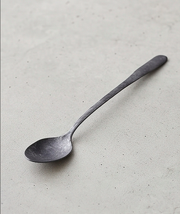Cuillère de service en aluminium avec finition noire thermolaquée, idéale pour une utilisation élégante sur la table et comme accessoire de cuisine. - Product Image 1