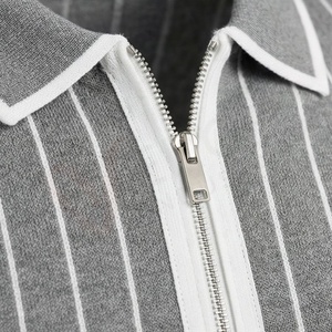 Polo en tricot à manches courtes rayé gris pour homme avec fermeture éclair, coupe décontractée - Product Image 4