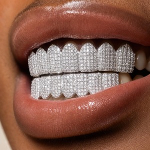 Grillz Dental Personalizado de Plata 925 Certificada con Baño de Oro de 14K, Microincrustaciones de Moissanita de Corte Brillante, Unisex, para Fiesta Hip Hop - Product Image 1