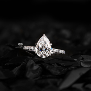 Bague de fiançailles de luxe en or blanc 14 carats avec diamant de laboratoire taille brillant serti pavé, motif croisé et halo caché, pour demande en mariage - Product Image 1