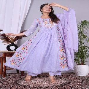 Elegante Conjunto de Kurta Anarkali de Algodón Lavanda con Bordado Intrincado y Dupatta para un Estilo Étnico con Gracia - Product Image 1