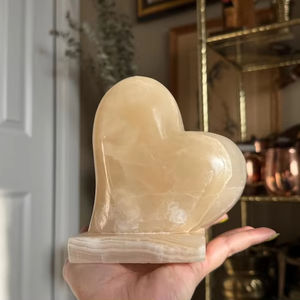 Lampe en onyx artisanale en forme de cœur, veilleuse en albâtre, décoration Reiki, cristal de guérison unique, lumière d'ambiance pour la maison, cadeau - Product Image 1