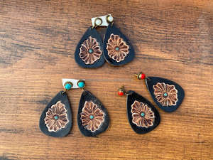 Pendientes de tuerca de cuero hechos a mano, pendientes bohemios de cuero genuino personalizados, joyería hecha a mano de alta calidad pintada a mano para mujeres occidentales - Product Image 6