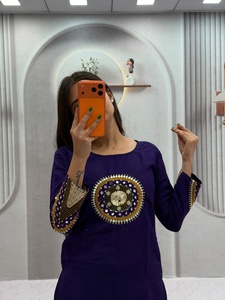 Ensemble Kurti et pantalon pour femme, tenue de soirée décontractée, longueur ras du sol, infroissable, toutes saisons, en soie romaine pure épaisse, avec broderie miroir artisanale - Product Image 2