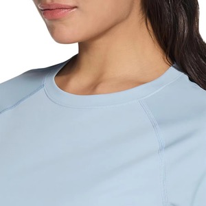T-shirt de yoga moulant pour femme, directement de l'usine, en polyester et élasthanne haute extensibilité, haut de fitness respirant, personnalisable OEM - Product Image 3