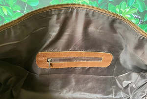 กระเป๋าเดินทางหนังวัวแท้แบบขายส่ง พรีเมียม พร้อมขนสัตว์  กระเป๋าสะพายข้างสำหรับเดินทางช่วงสุดสัปดาห์ มีช่องใส่ของหลายช่อง  ขนาด สี โลโก้ สามารถสั่งทำได้ตามต้องการ - Product Image 6