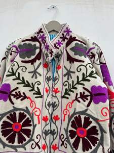 Chaqueta de Terciopelo de Algodón Suzani Bordada a Mano |   Abrigo Étnico Colorido de Invierno |   Regalo para ella: Chaqueta - Product Image 3