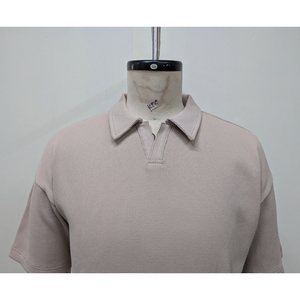 Polo de Hombre con Hombros Caídos y Cuello Abierto, Corte Moderno y Relajado, Tela Suave y Transpirable, Estilo Casual Perfecto para Uso Diario - Product Image 4