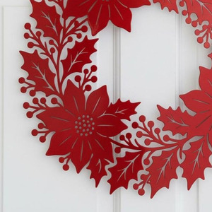 Couronne de Noël rouge en métal avec des feuilles de houx et des fleurs détaillées, idéale pour la décoration de porte pendant les fêtes d'hiver - Product Image 6