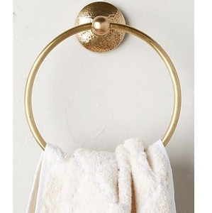 Porte-serviettes mural rond en laiton massif couleur or de luxe pour une décoration de salle de bain haut de gamme - Product Image 1