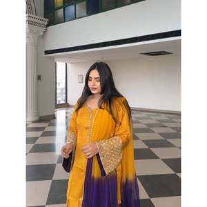 Magnifique ensemble haut-bas et dupatta en mousseline de soie taille XL avec broderie et travail de sequins - Product Image 1