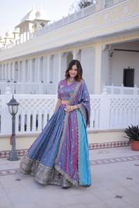 Conjunto de Lehenga Choli de Seda Royal Aura con Bordado Pesado de Zari y Lentejuelas - Product Image 4