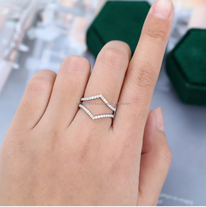 Anillo de boda Chevron corte redondo Moissanite diamante anillo de compromiso en forma de V banda de diamante anillo de apilamiento curvo para joyería de mujer - Product Image 5