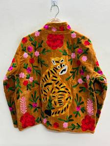 Veste en velours Suzani traditionnelle pour femmes, style bohème, veste courte ethnique d'hiver, pièce de vêtement unique faite à la main - Product Image 2