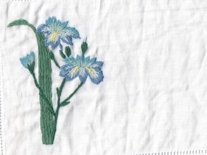Serviette en lin avec broderie irisée, des lignes florales gracieuses apportant calme et beauté raffinée à la table à thé et à la salle à manger. - Product Image 3