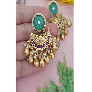 Pendientes colgantes de moissanita chapados en oro de calidad premium Radiant para mujer, colección para fiestas y eventos nocturnos. - Product Image 1