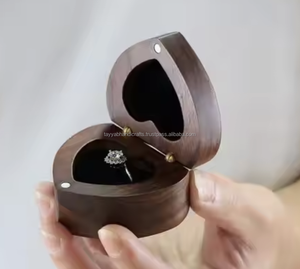 Caja de Anillos Rústica de Madera con Imanes para Exhibición de Joyería de Boda o Compromiso - Product Image 5