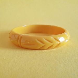 กำไลข้อมือเรซิ่นทำมือสำหรับผู้หญิง ดีไซน์ลายดอกไม้แกะสลัก เหมาะสำหรับงานปาร์ตี้ - Product Image 1