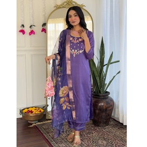Ensemble kurta droite brodée en viscose pour femme, avec pantalon en viscose et dupatta imprimée jacquard - Product Image 1