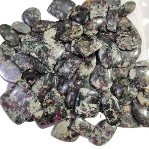 Vente en gros de cabochons en eudialyte naturel, formes et tailles variées, pierres précieuses en vrac pour la création de bijoux - Product Image 2