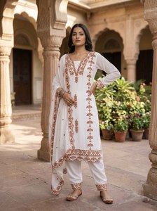 TENNECY Kurti pour femme en tissu faux georgette, style soirée, longueur cheville, coupe classique, avec broderie en fil de coton et dupatta assortie - Product Image 2