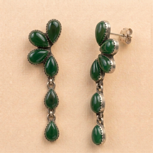 Pendientes Colgantes de Plata de Ley 925 Hechos a Mano con Ónix Verde Natural, Venta al por Mayor, Diseño Único Bohemio en Forma de Lágrima con Racimo de Piedras Preciosas - Product Image 2
