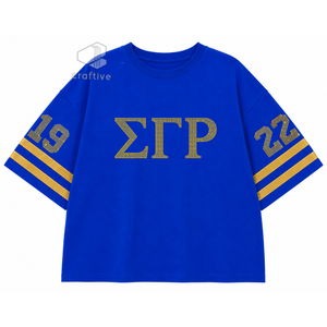 เสื้อยืดชมรมหญิง Sigma Gamma Rho ประดับคริสตัลวิบวับ สีน้ำเงินทอง ตัวอักษรกรีก คอกลม แขนลายทาง ทรงหลวม พิมพ์ลายกราฟิก - Product Image 1