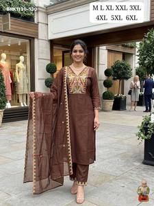 Proveedor de conjuntos de Kurti-Pant y Dupatta de viscosa de primera calidad, recién llegados, con detalles hechos a mano, de la India, a precio mayorista. - Product Image 2