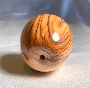 Sphère en bois naturel poli, boule de cristal faite à la main, motif vertical, décoration de table, décoration d'intérieur pour la méditation et le yoga - Product Image 1