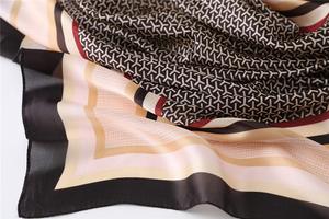 Foulard carré en satin effet soie, style bandana, avec impression personnalisée pour mariage - Product Image 2