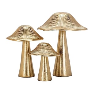 Figurine de champignon d'or coulé sur pied objets décoratifs Sculpture et Statue de champignon coulé à la main décor à la maison - Product Image 1