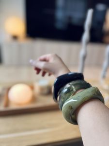 Bracelet en résine artisanal fait main avec un design abstrait unique pour une collection de bijoux de luxe - Product Image 6