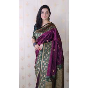 Sari Banarasi Único con Ondas Onduladas, Tejido en Seda Suave con Intrincados Detalles Zari, para la Moda India y Pakistaní, Color Vino - Product Image 5
