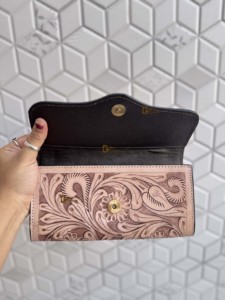 Bolso de mano de cuero con grabado artesanal de diseño moderno, color marrón claro, para fiestas, multiusos, para mujer - Product Image 5