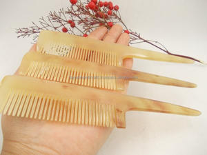 Peine de cuerno redondo natural para peinar el cabello hecho de Peine de cuerno de búfalo real hecho por Tayyab Handicraft - Product Image 4